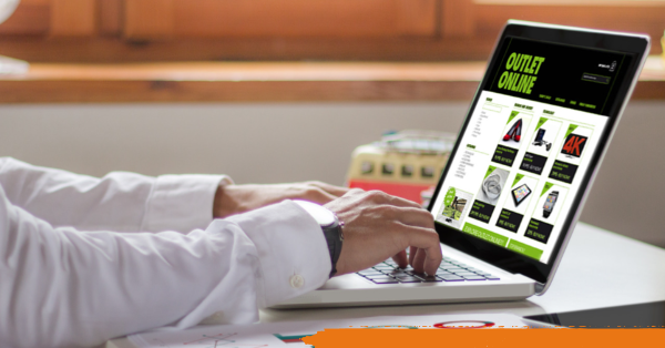 man choosing ecommerce platform to use on his laptop